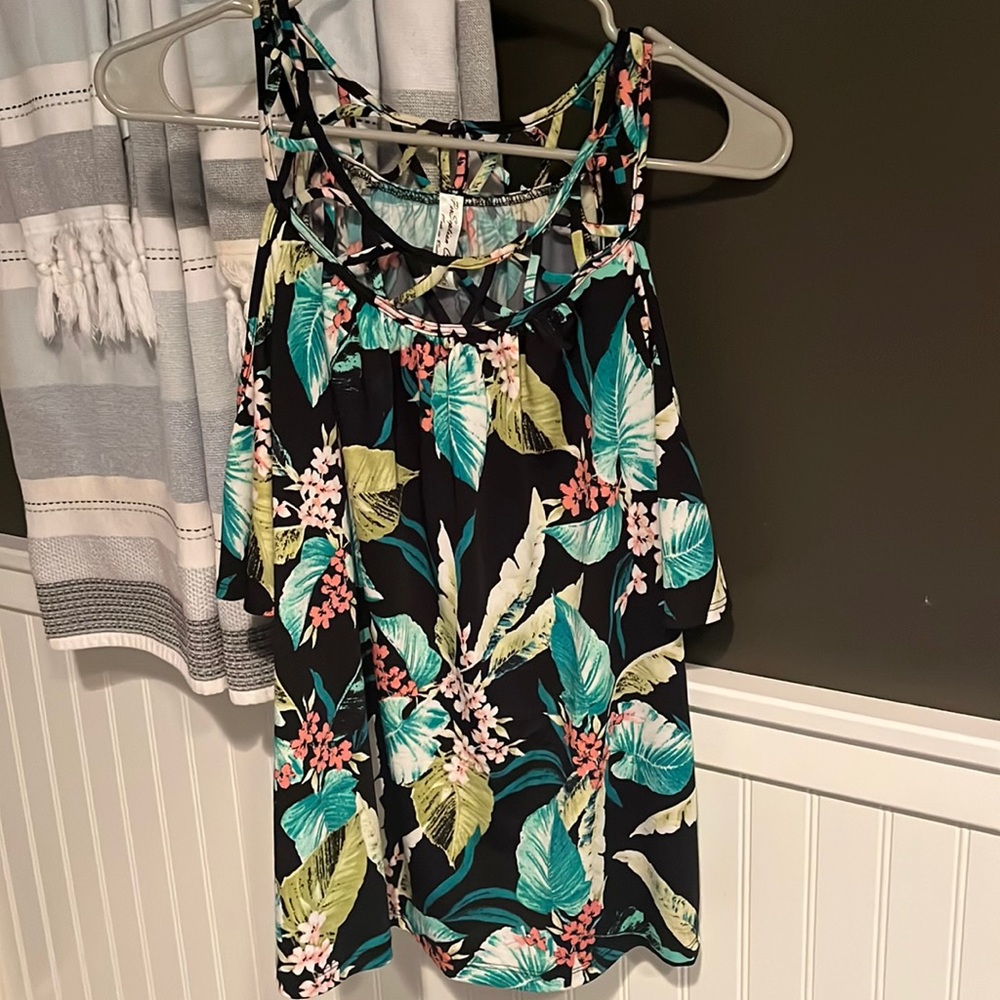 Per Seption Concept- Cut out shoulder tank top, open criss cross, floral, Size M